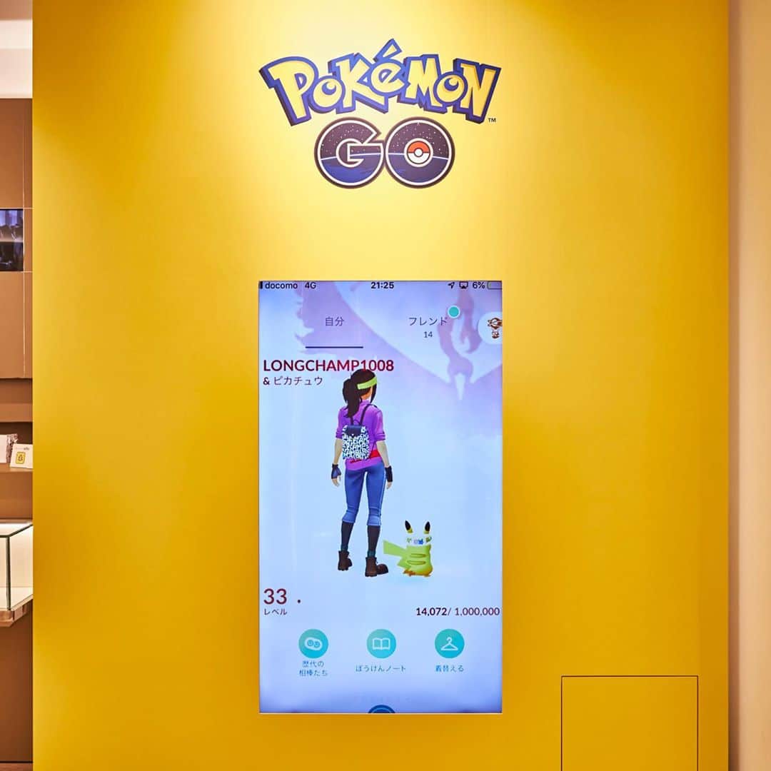 Longchampさんのインスタグラム写真 - (LongchampInstagram)「Introducing Longchamp x Pokémon! We're here at the launch event in Tokyo, where trainers are searching for rare Longchamp Pokémon in the wild – all while wearing a backpack from our exclusive collection.   #LongchampXPokemon #Longchamp #Pokemon #Pikachu」10月10日 0時57分 - longchamp