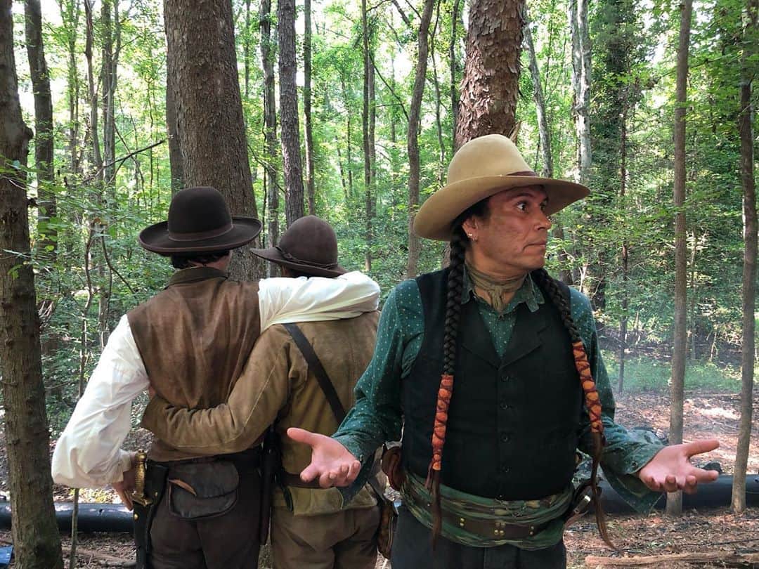 アダム・シャピロのインスタグラム：「More classic behind the scenes shots from Ep. 1 of #TheGoodLordBird In this one @mobringsplenty wonders where his buddy is. And why he’s not included in @nickeversman and @ellarcoltrane.ks’s embrace.」