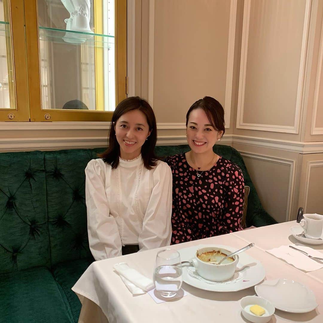 沢瀉美緒さんのインスタグラム写真 - (沢瀉美緒Instagram)「※ At Meissen cafe with @marikoakagi ✨ . With my best friend who has been  getting along with me  since I returned to Japan. . 日本に帰国してからずっと仲良くしてくれてる親友と👭 . 私の両親がまだ海外だった頃は 彼女の実家にもよくお邪魔したし、 デュッセルドルフのお家にも バルセロナのお家にも遊びに来てくれたのは 懐かしい思い出✨ . 久しぶりに会えたので、色んなジャンルの話を 心置きなく話した気がする。 . . #bff #友達 #meissencafe #マイセンカフェ #阪急うめだ本店」10月10日 0時50分 - mio_omodaka