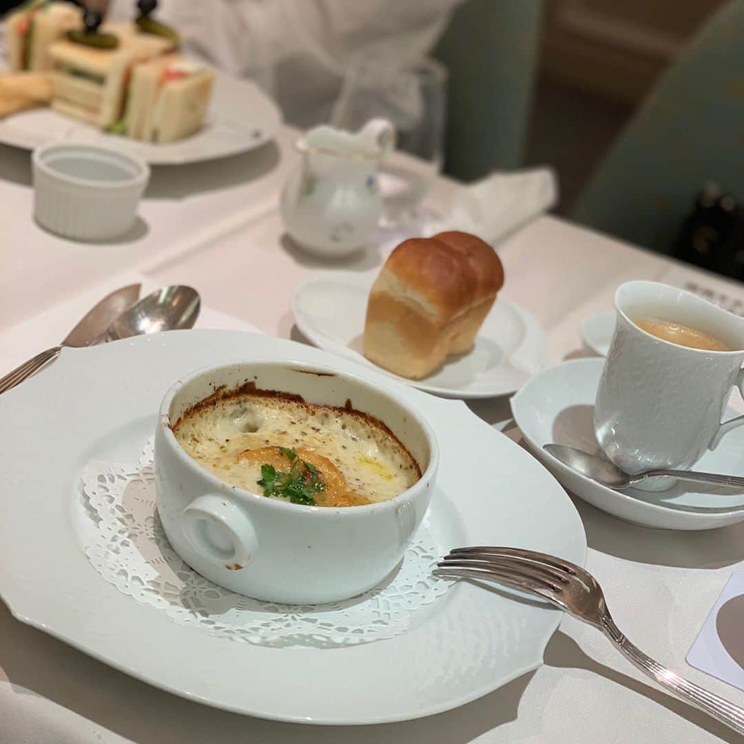 沢瀉美緒さんのインスタグラム写真 - (沢瀉美緒Instagram)「※ At Meissen cafe with @marikoakagi ✨ . With my best friend who has been  getting along with me  since I returned to Japan. . 日本に帰国してからずっと仲良くしてくれてる親友と👭 . 私の両親がまだ海外だった頃は 彼女の実家にもよくお邪魔したし、 デュッセルドルフのお家にも バルセロナのお家にも遊びに来てくれたのは 懐かしい思い出✨ . 久しぶりに会えたので、色んなジャンルの話を 心置きなく話した気がする。 . . #bff #友達 #meissencafe #マイセンカフェ #阪急うめだ本店」10月10日 0時50分 - mio_omodaka