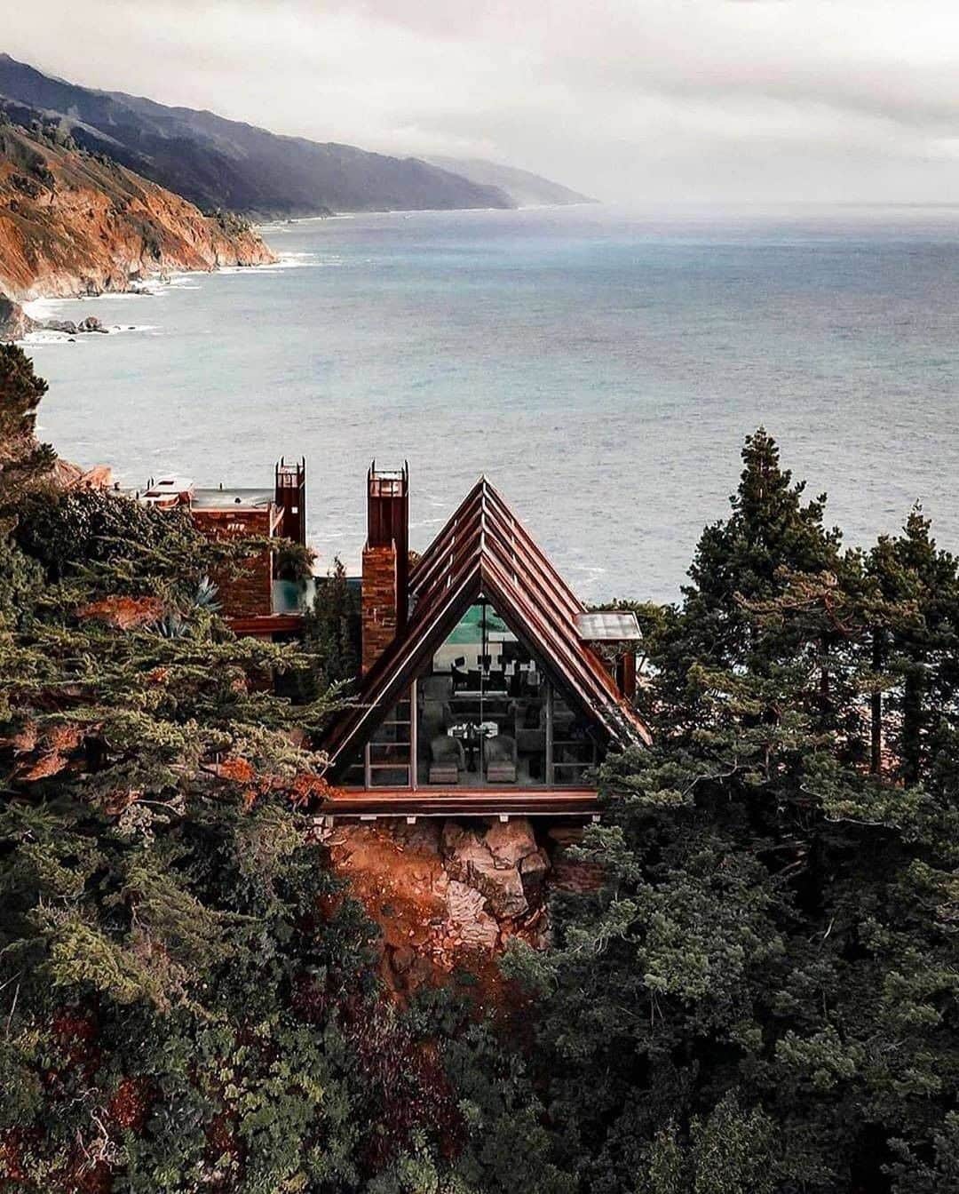Architecture - Housesさんのインスタグラム写真 - (Architecture - HousesInstagram)「⁣ Living in the middle of the mountain, in a amazin cabin like this one and with this breathtaking views. Looks like a dream, true?😍⁣ Tag someone with you would share life in a place like this one.🌅⁣ _____⁣⁣⁣ 📸 @tiffpenguin⁣ #archidesignhome⁣ _____⁣⁣⁣ #cabinliving #cabinview #woodcabin #cabindesign #cabinfeed #forestcabin #forestcabins #cabinafflicted #cabinsinforests #cabinphotography #cabinpics #architecture #archilovers」10月10日 0時50分 - _archidesignhome_