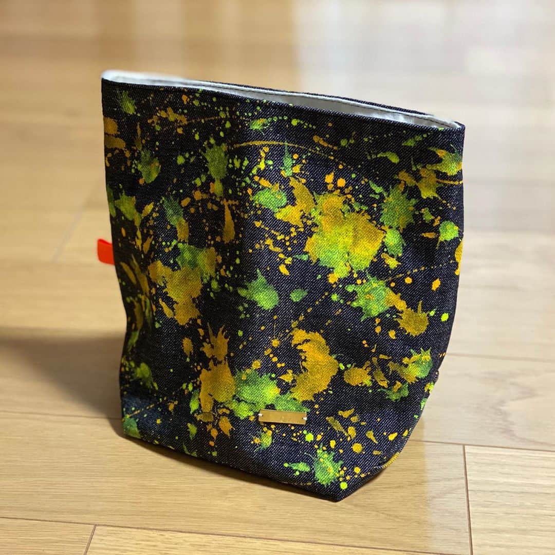 興梠友理のインスタグラム：「【CxM】PORTER-SPLASHED PAINT -custom order- (Sサイズ) ・ 生地はブラックデニム、スプラッシュペイントはネオンイエロー&ネオンオレンジ✨ ・ 何年ぶりかにチョークバッグを買い換えてみた❤️ と言っても今まで愛用してたのもCxM、そして今回の新作もCxM😋 ・ カスタムオーダーで生地、ペイントの色、その他もろもろ選べるからめっちゃ悩んだー🤣 ・ バッグの底にスマホを忍ばせられるポケットがあるのもありがたい‼️(写真4) ・ そして今回もJAZZY SPORTのお宝ワッペンでさらにカスタマイズ✨(写真6) ・ これはホームジム用だけど、遠征用にも別の色のが欲しくなってきた…。www ・ @cxm_cbym  #CxM #cbym #climbing #bouldering #chalkbag #chalkbucket  #シーバイエム #クライミング #ボルダリング #オリジナルチョークバッグ #チョークバッグ #チョークバケット」