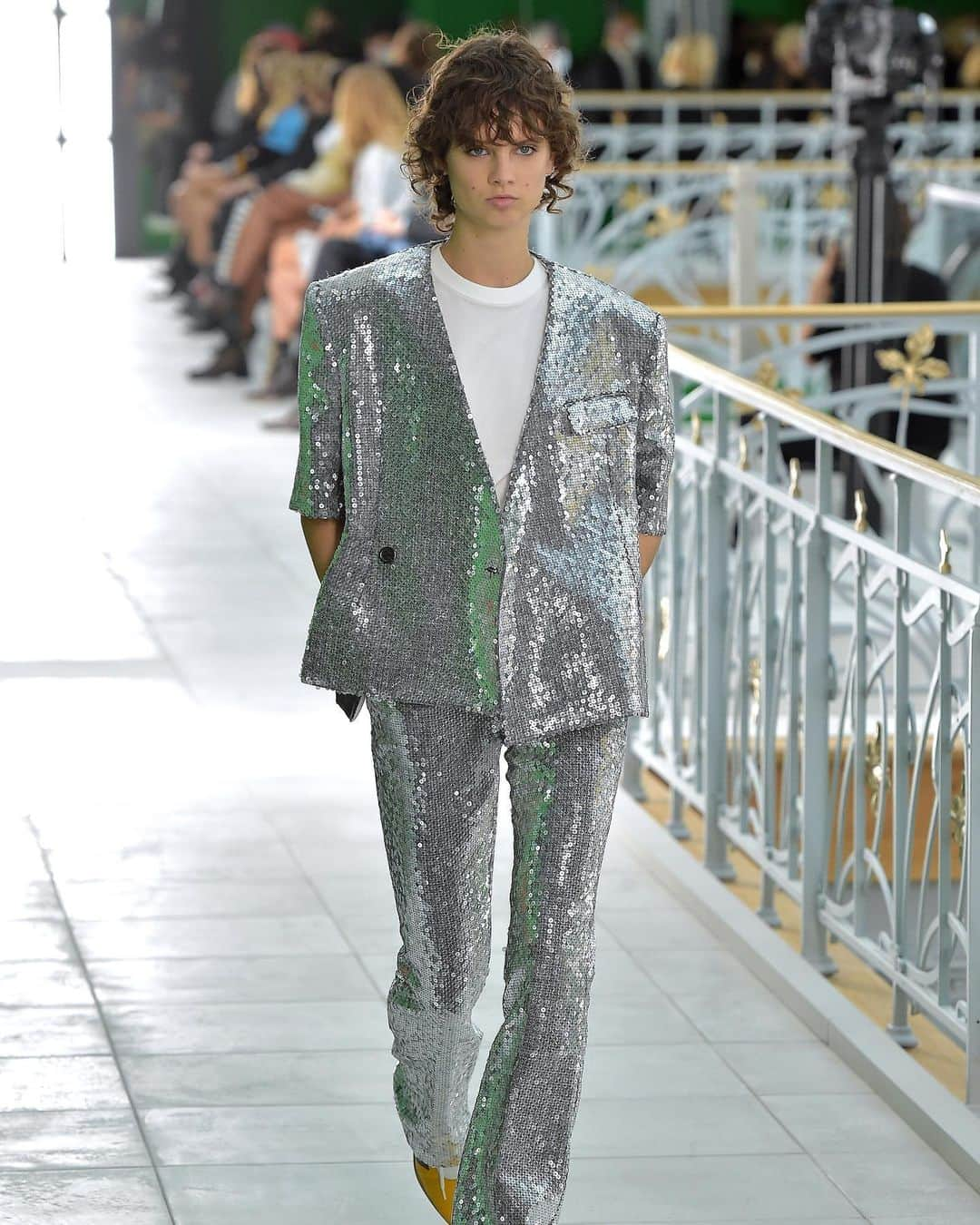 Fashion Weekさんのインスタグラム写真 - (Fashion WeekInstagram)「Disco fever on the @louisvuitton #PFW runway. 📸 by @gettyimages」10月10日 1時06分 - fashionweek