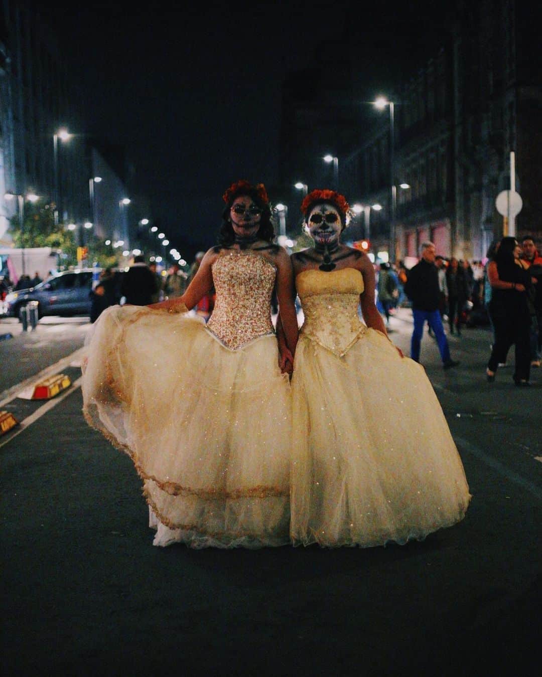 のインスタグラム：「Como seguramente no se hará nada de manera oficial (gracias Covid), decidí crear la #MarchaVirtualDeDiaDeMuertos 💀 le voy a rascar a ocho años (o algo así) de documentar ese día.  #Catrina #catrinamakeup #makeup #skullgirl #sugarskull #diademuertos #dayofthedead #mexicocity #elchadsantos #adorama #gettyreportage #magnumphotos #natgeo #catrin #adorama」
