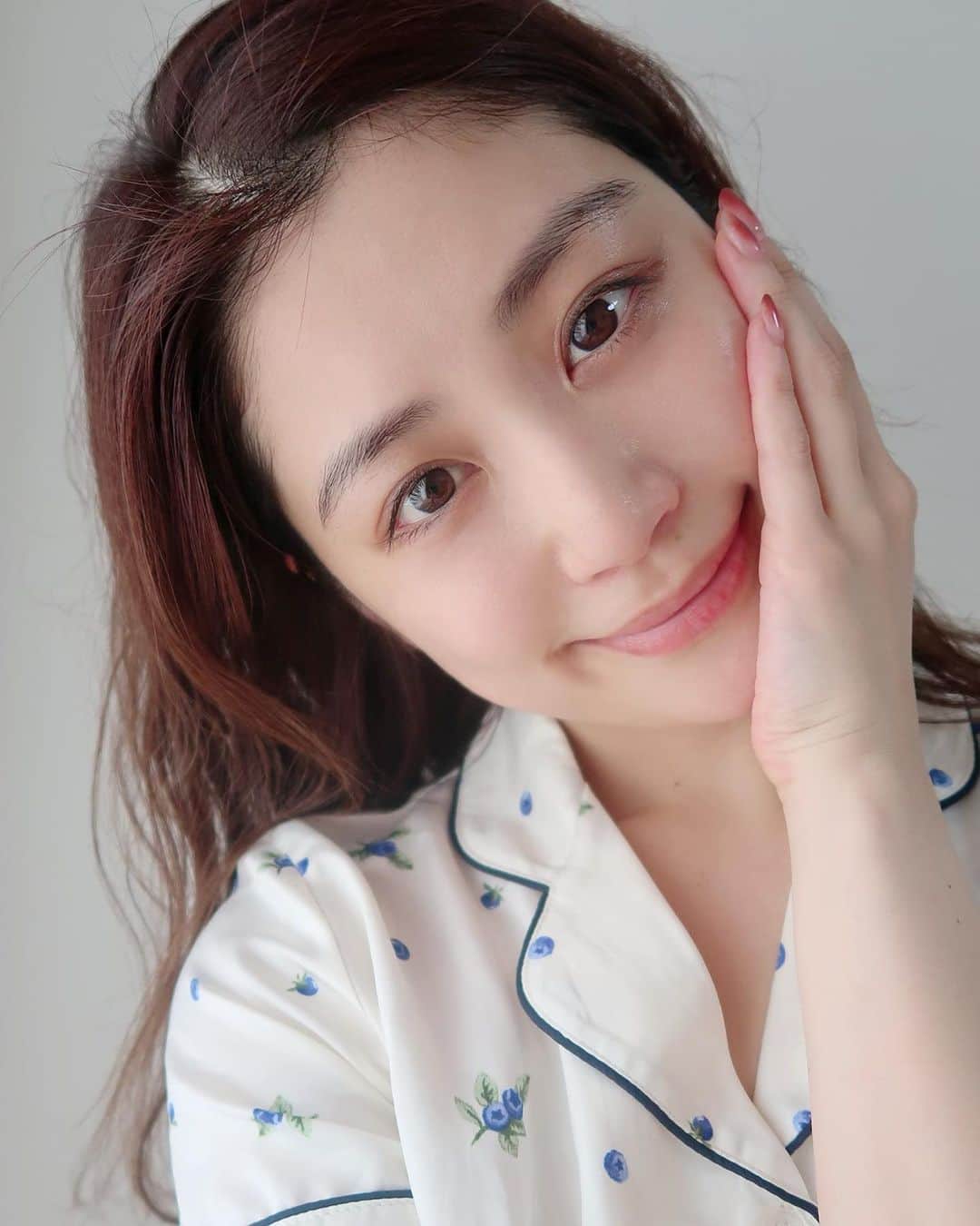 斎藤めぐみのインスタグラム：「マキア×アスタリフト﻿ 美容家 小林ひろ美さんによる﻿ “毛穴からスパルタ泡美容”﻿ スペシャルウェビナーセミナーへ﻿ 参加させていただきました✨﻿ ﻿ 年齢とともに気になる頬の毛穴…﻿ 実は、毛穴にも筋肉＝立毛筋があるそうで﻿ この立毛筋が衰えることにより毛穴が開いてみえてしまうそう。怖い…﻿ ﻿ アスタリフトから新しく発売された﻿ 「スパークル タイトセラム」は﻿ この立毛筋に着目し、パチパチとした泡で刺激して筋肉を活性化させることで﻿ たるんだ毛穴にアプローチするという新発想の美容液😲﻿ ﻿ この美容液を使うと、内側から輝くようなツヤ肌になるの😳すごい🧡﻿ 肌老化の進行を少しでも遅らせるために日々のケアを頑張ろうっと✨﻿ ﻿ ﻿ ＃マキア_スパークルタイトセラム＃アスタリフト​＃スパークルタイトセラム​＃スパルタ泡​＃泡トレ​＃美容液​#skincare#毛穴ケア﻿」
