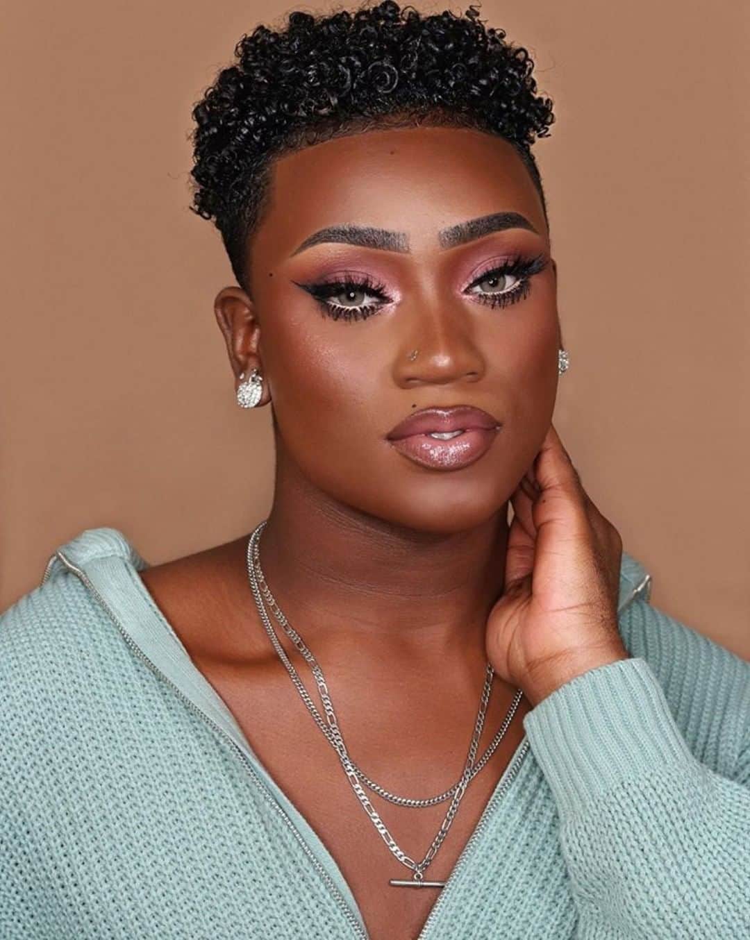 Motives Cosmeticsさんのインスタグラム写真 - (Motives CosmeticsInstagram)「No Facetune needed with our new ✨Flawless✨ Face Stick Foundation, @kingkiahh looks FIRE🔥!  "The coverage is BEAUTIFUL! Medium- to Full, very buildable. I also love that it’s creamy and lightweight.. I’m currently wearing shade mocha!" - @kingkiahh   Tap👆 to take our shade finder quiz and discover your perfect match.  . . . . . #motivescosmetics #motives #makeup #beauty #makeupartist #mua #girlboss #entrepreneur #beyourownboss #everydaymakeup #naturalmakeup #flawlessfoundation #foundationstick #flawlessfoundationstick #foundaiton #flawlesskin」10月10日 1時00分 - motivescosmetics