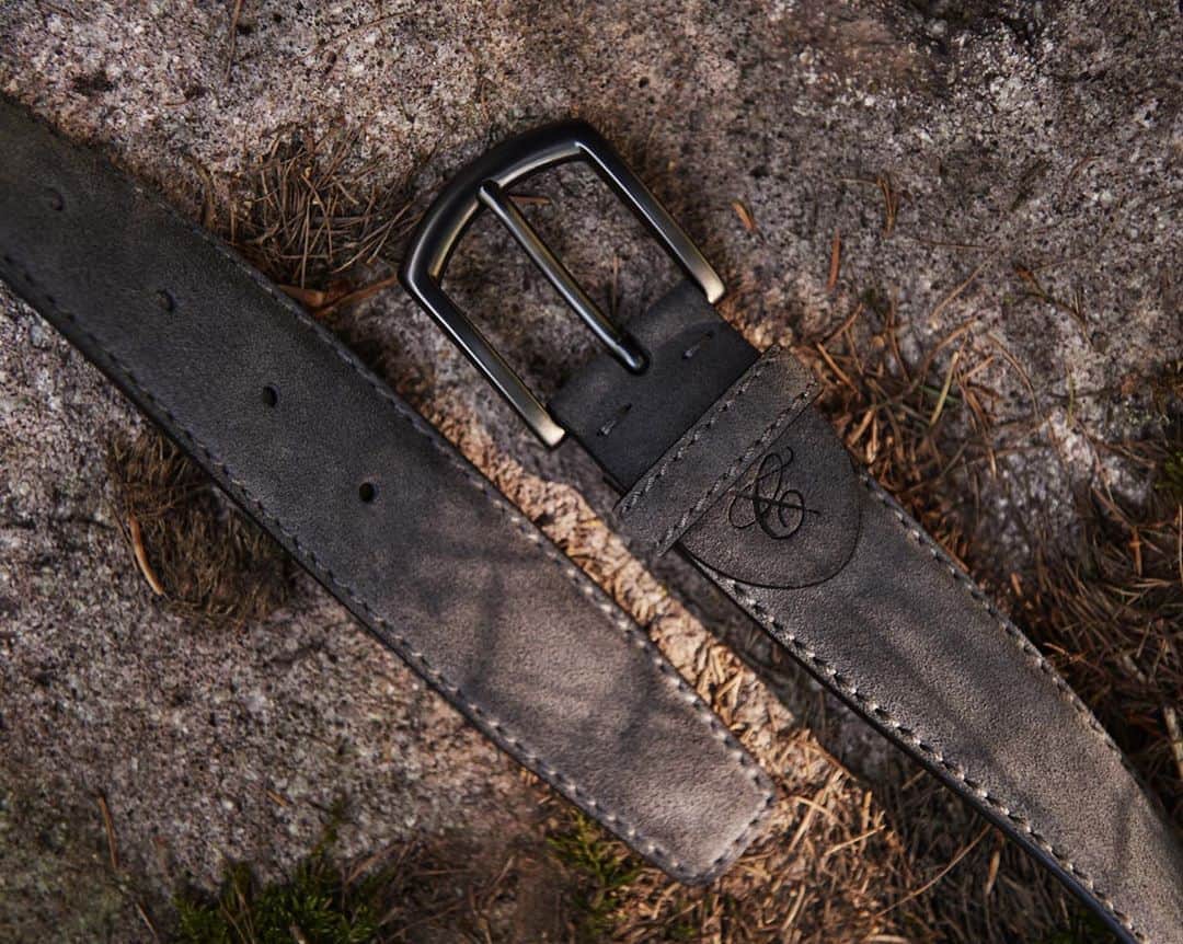 カナーリのインスタグラム：「Add a dash of personality to your casual look with a soft suede belt from the #CanaliFW20 collection. Discover more accessories at the link in bio. #Canali1934 #MadeInItaly #menswear #accessories #mensfashion #leathergoods」