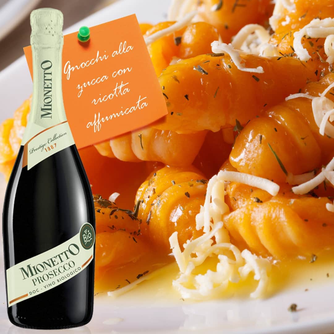 Mionetto Proseccoのインスタグラム：「Ottobre: è tempo di comfort food! 🎃🥂⁣ ⁣ ⁣ INGREDIENTI PER 4 PERSONE⁣ 600 g di polpa di zucca cotta (1 zucca da circa 1,5 kg)⁣ 300 g di farina⁣ 1 uovo⁣ Sale q.b.⁣ Zucchero q.b.⁣ 80 g di burro⁣ Salvia⁣ Ricotta affumicata⁣ PROCEDIMENTO⁣ Dividete la zucca in grossi spicchi, eliminate i semi, ma lasciate la buccia. Avvolgeteli in un foglio di carta stagnola e poneteli in forno caldo a 200 °C per un'ora circa.⁣ A fine cottura riducete a purè la polpa della zucca con uno schiacciapatate e lasciate intiepidire.⁣ In una ciotola amalgamate la purea di zucca con la farina, un uovo e il sale. Aggiungete un pizzico di zucchero e lavorate il tutto fino a ottenere un impasto compatto.⁣ Dividete l'impasto in più parti formando dei "filoncini" e tagliateli in pezzi di circa un centimetro e mezzo per formare gli gnocchi.⁣ Con i rebbi di una forchetta o semplicemente con le mani, date agli gnocchi la tipica forma scavata e, se possibile, a "righe".⁣ Passate ora alla preparazione del condimento: fate fondere il burro con la salvia in una pentola antiaderente.⁣ Lessate gli gnocchi per pochi minuti in acqua salata (saranno pronti non appena saliranno in superficie). Prelevateli con una schiumarola e conditeli con il burro fuso, girandoli delicatamente, nella pentola ancora calda o in una zuppiera.⁣ Servite gli gnocchi di zucca con una generosa cucchiaiata di ricotta affumicata.⁣ #mionettoprosecco⁣ Bevi Mionetto responsabilmente」