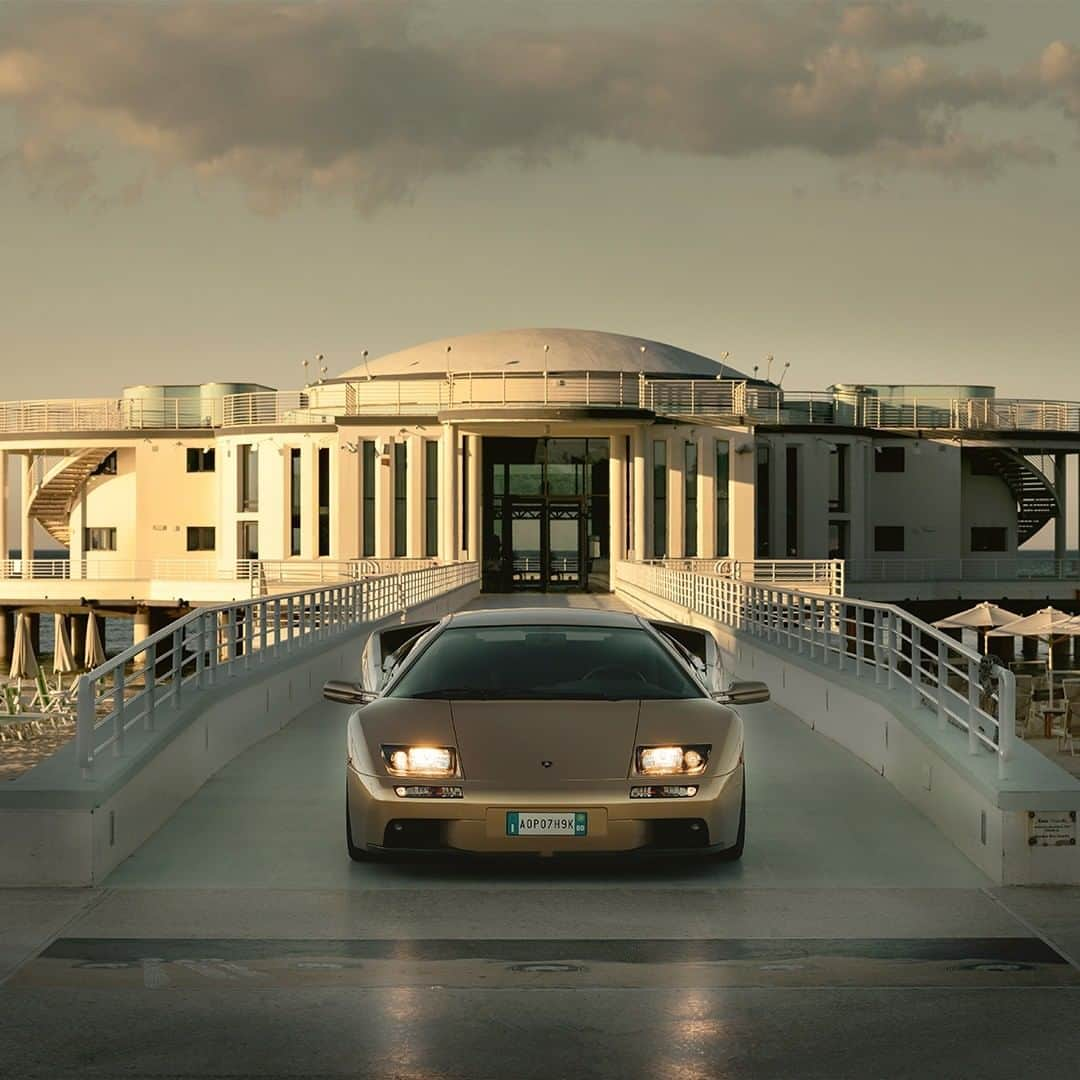 ランボルギーニさんのインスタグラム写真 - (ランボルギーニInstagram)「The spirit of Italy with a touch of gold; Marche is where you will find the most typical Italian scenery.   Explored with @wolfango.it, the shapes of our Lamborghini Diablo 6.0 SE perfectly blend with the sea, the soft rolling hills and the renaissance architecture of this region. The Oro Elios coloured Diablo 6.0 SE makes it look as though these pictures were paintings where our classic model interacts with the landscape as equals.   #Lamborghini #Diablo #WithItalyForItaly #Marche」10月10日 1時01分 - lamborghini