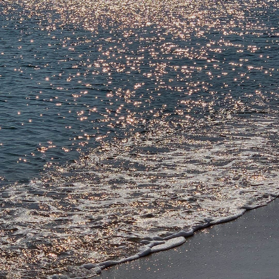 appleさんのインスタグラム写真 - (appleInstagram)「“I am lost in thought as I look out at the endless horizon. The clear, brilliant blue color of the sea relaxes the mind. Everything nature creates lives in harmony." #ShotoniPhone by Eunseol J. @seolarchive」10月10日 1時05分 - apple