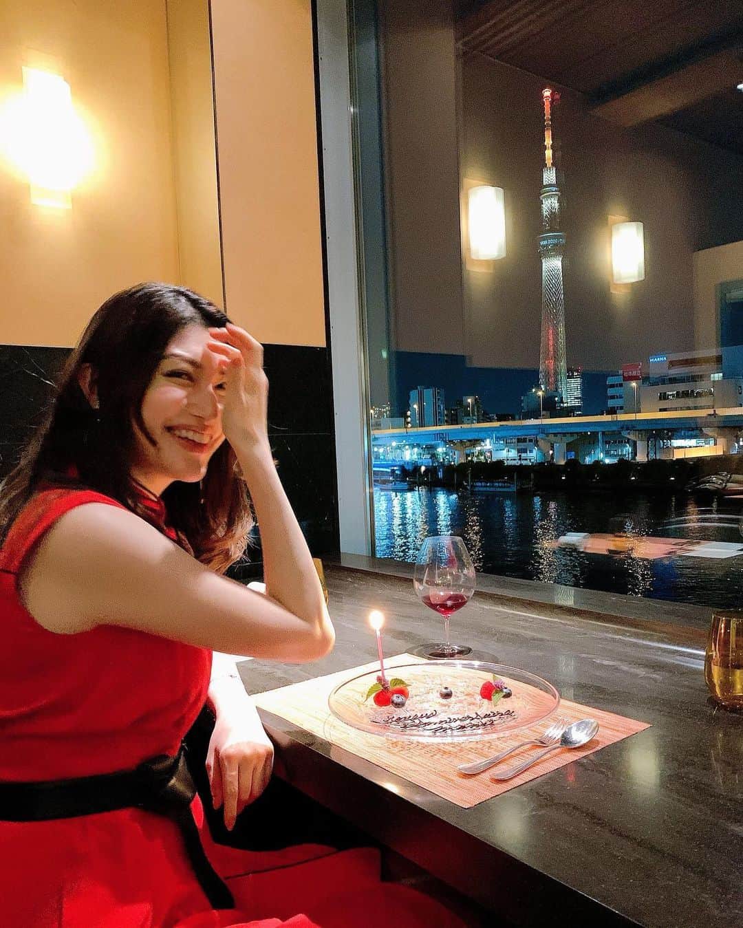 櫻井麻美のインスタグラム：「スカイツリーが見える隅田川沿いのロマンチックなロケーション✨ ・ お店のチョイスがイケメン過ぎる‼︎ いつも半年前からお休みを取ってどうやってお祝いしようか考えてくれてるゆうこりん。彼女の全ては優しさでできている❣️ ・ Nabeno-Ismさんは地元浅草の名産雷起こしや老舗の最中等を取り入れられていて、まさにここでしか食べられないフレンチ🍽✨とっても美味しかった〜っ😋💕 ・ ・ @nabenoism  #フレンチ  #浅草フレンチ  #ミシュラン2つ星 🌟🌟 #デートにオススメ  #バースデープレート  #バースデーディナー  #スカイツリーが見えるレストラン  #スカイツリー #隅田川沿い  #イケメン対応  #ロマンチック  @yuko_ito630golf  @yukori30」