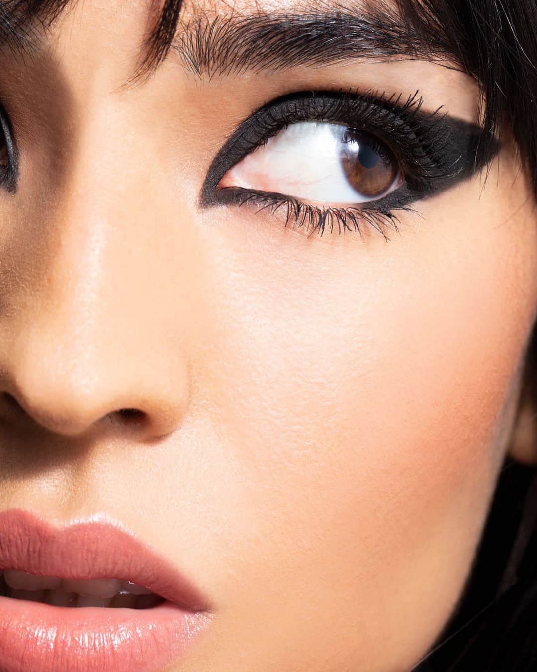 Smashboxのインスタグラム：「Wears black all year. Who else feels seen? 👀🖤 ⠀⠀⠀⠀⠀⠀⠀⠀⠀ Original Photo Finish Primer Halo Tinted Moisturizer in Medium Always On Liquid Liner Always On Gel Liner in Fishnet Super Fan Mascara Halo Perfecting Powder in Light Halo Cheek Palette」