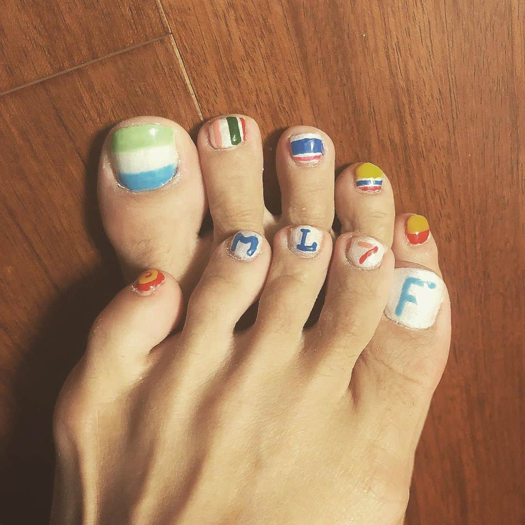 田中えみさんのインスタグラム写真 - (田中えみInstagram)「久々にnew nail. タイトル:コンビニ競合. 少しおしゃれにするために、白はパールで仕上げてみました。 . あぁ〜楽しかった。 . 同じような色合いなのね！国旗にも見えるし、分かりやすい配色になってるんだねぇ . #ネイル #ネイルデザイン #nail #コンビニ #familymart #セブンイレブン #ローソン #ミニストップ #デイリーヤマザキ #ファミリーマート #競合 #並んではいけない」10月10日 1時11分 - emiitanakaa