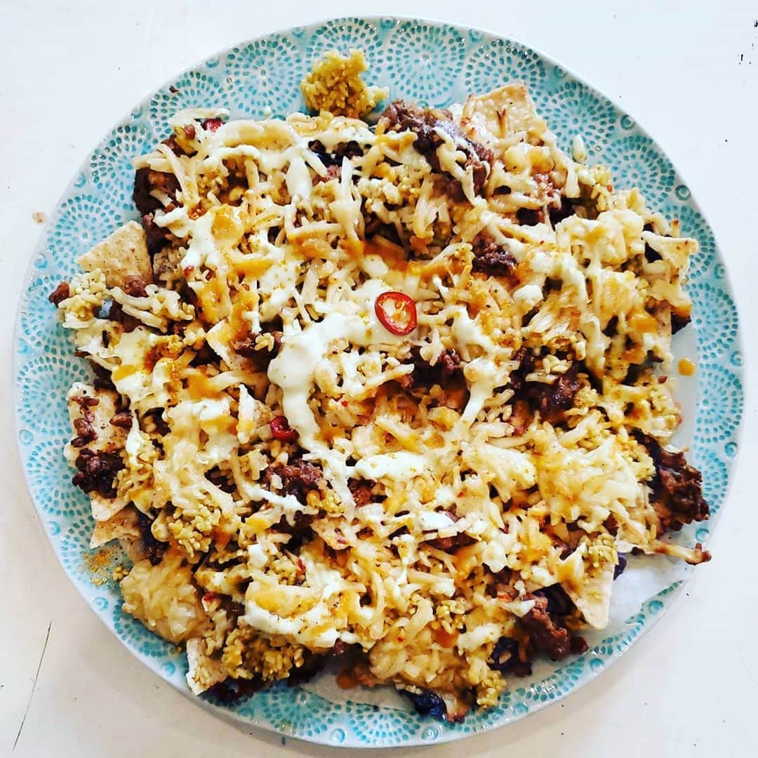 のインスタグラム：「PLANT BASED KALE SAUSAGE CHEESE RICE NACHOS #GASOLINEKITCHEN 🌽🥬🧀🌶🌭🌿 #CORNCHIPS @beyondmeat #vegansausage #sausage  @jrorganicsfarm #organic #lacinatokale  @rightrice #rice garlic herb @doublebatch.co #almondcheese #vegancheese #cheese mozzarella americana  @mountainroseherbs black pepper smoked chili flakes  @eatzubi #jalepenocream  @miyokoscreamery pepperjack oatmilk #GASOLINEGARDEN red #JALAPEÑO  #vegan #veganfood #whatveganseat #plantbased #vegetarian #VEGANGOOD #vegansofig #veganfoodie #foodie #plantbased #plantbasedfood #plantbasedfoodie #vegannachos #NACHOS @gasolineglamour #gasolineglamour  #jrorganicsfarm  @marketbox.sd  #marketboxsd  @gtfoitsvegan  #gtfoitsvegan」