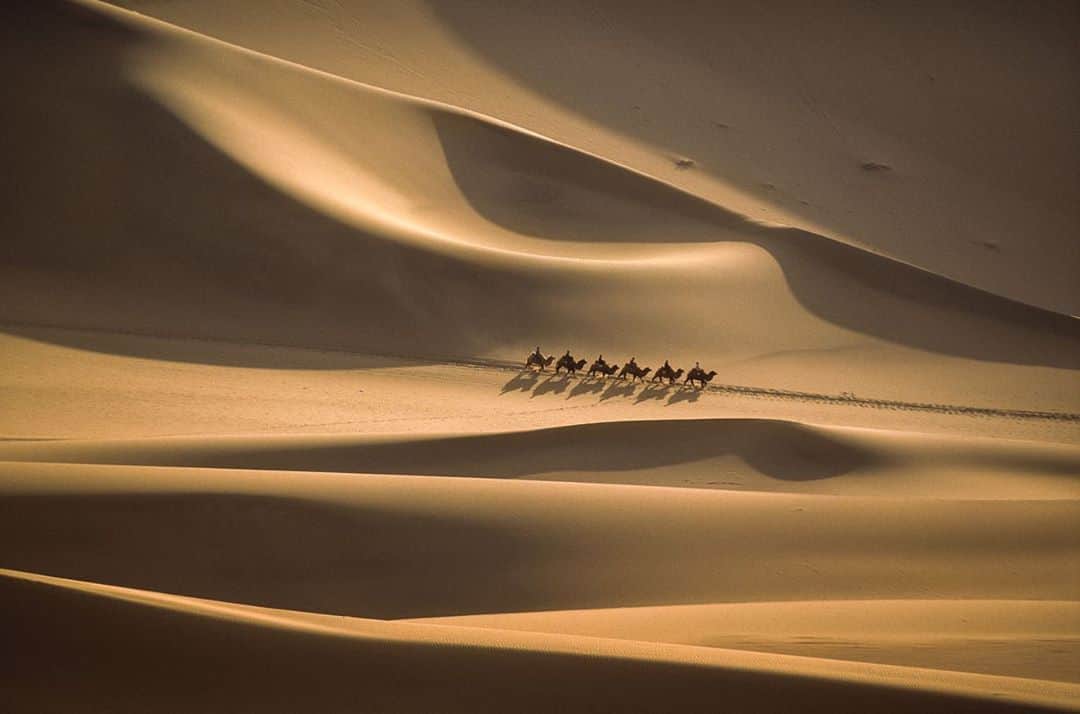 National Geographic Travelさんのインスタグラム写真 - (National Geographic TravelInstagram)「Photos by Michael Yamashita @yamashitaphoto / Look familiar? If you’ve seen this year’s remake of Disney’s 1998 animated feature "Mulan," you might recognize these Mingsha Shan sand dunes used as backdrops in the movie. Oddly enough, most of the film was shot in New Zealand. #mingshashan #gansu #taklamakandesert #mulan」10月10日 1時19分 - natgeotravel