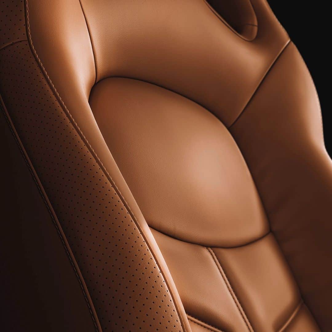 のインスタグラム：「Seats, slightly toasty. #NissanGTR #OMGTR」