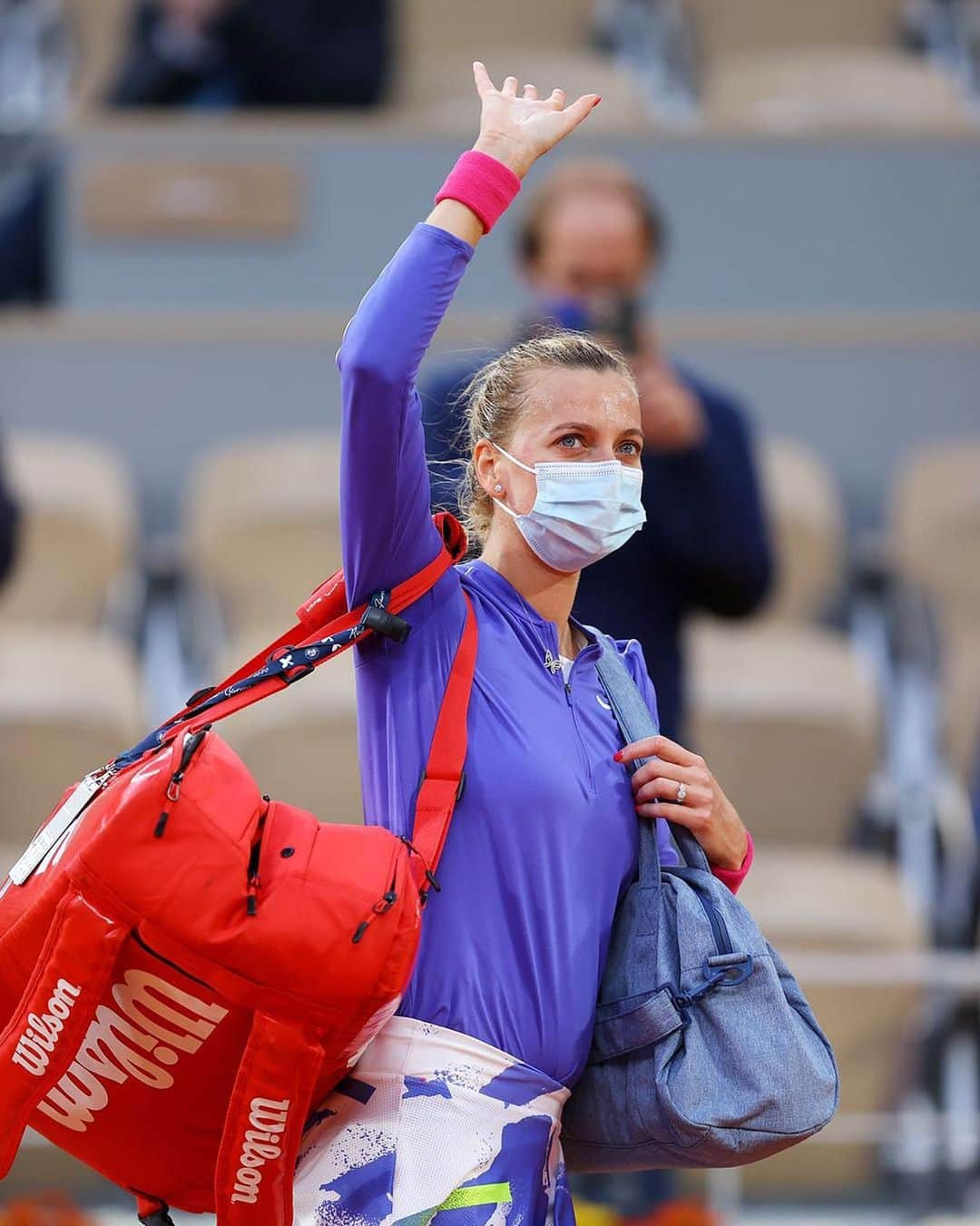 PetraKvitovaさんのインスタグラム写真 - (PetraKvitovaInstagram)「I wanted to thank everyone for your support and kind words over the past two weeks. To lose will always hurt, but to be back in the semifinals 3 years after my comeback means everything. @rolandgarros thank you for bringing back so many emotions and for giving us a chance to play this beautiful sport. I leave with a smile on my face and head held high 😘」10月10日 1時33分 - petra.kvitova