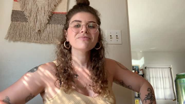 ベスト・コーストのインスタグラム：「Friends!!! This upcoming MONDAY October 12th at 7PM EST (I say 7:30 in the video but don’t listen to me I’m wrong lol) I’m hosting TEXT OUT THE VOTE: an evening of volunteer texting with @headcountorg and some of my friends! ⁣ ⁣ Join me, @hellobleached, @bullythemusic and @alexiskrauss on Zoom and text voters ahead of this wildly important election to make sure they’re registered and have a plan to vote. All the info is in the second slide and you can sign up at the link in my bio! All you need is wifi and a laptop, @headcountorg will explain everything once we’re on the call and we can all hang and do this together! I promise you it’s easy and FUN! Snacks and Josie will be in attendance as well 🐶💌🐱⁣ ⁣ This event has limited space so sign up NOW! Hope to see you there 👩🏻‍💻🗳」