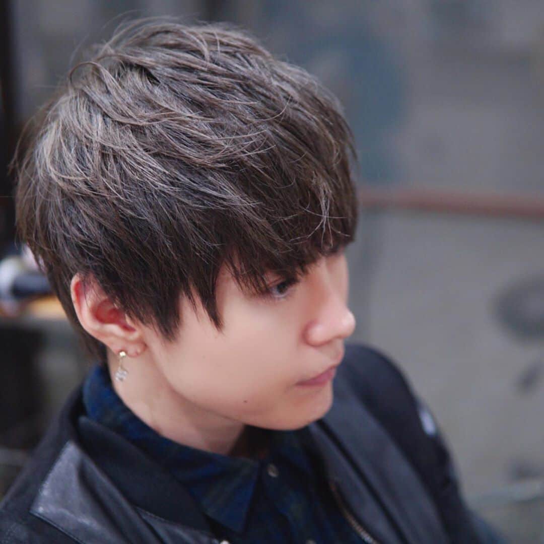 のインスタグラム：「髪を染めて来ました。 シルバーボーイ🤵  I dyed my hair silver. How about my new hair color?  #ヘアサロン #美容院 #原宿gigi  #ヘアカラーシルバー @miho_inaba さんありがとうございました！」