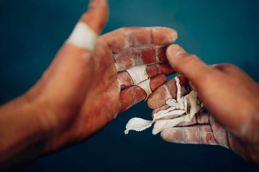 トーマス・レーラーさんのインスタグラム写真 - (トーマス・レーラーInstagram)「Those hands are made for working 🔧⚙️ Remember pain and blisters are temporary... #wework #jenjavelin #workinghands #sportimage #sportmotivation #sportphotography #gymvibes #gymmotivation #fridaywod #wod shot by @refractedsunlight 📸」10月10日 1時35分 - thomasroehler