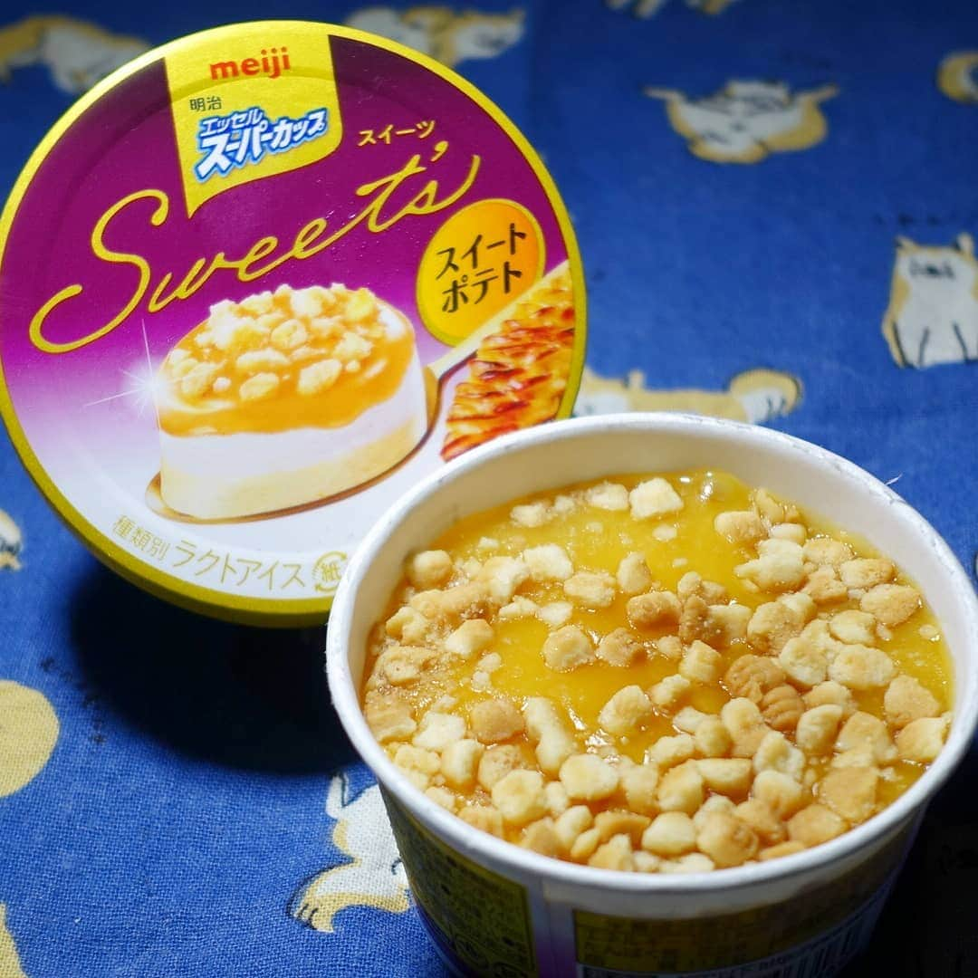 柴子のインスタグラム：「本日のアイス！ エッセルスーパーカップSweets スイートポテト！ これは凄い！ めっちゃスイートポテトの味！ もしくは、冷やし焼き芋！ さつまいも🍠好きはぜひ！ #散財デ部 #アマイモノスキー #エッセルスーパーカップSweets #スイートポテト #激ウマ　#回し者ではありません」