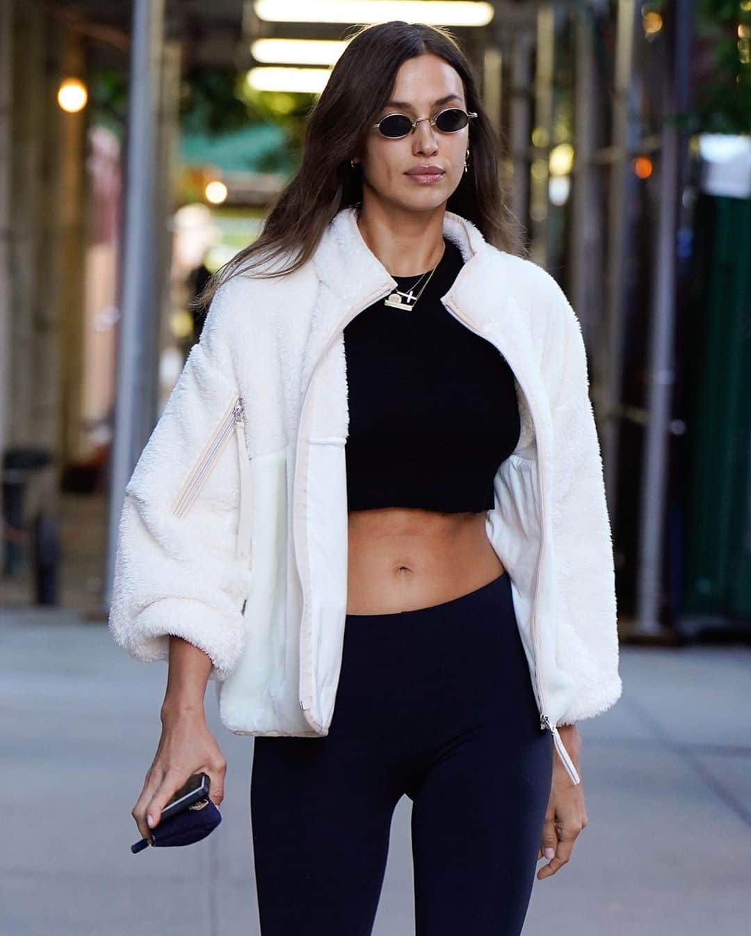 Just Jaredさんのインスタグラム写真 - (Just JaredInstagram)「@irinashayk puts her abs on display while stepping out in her activewear in New York City #IrinaShayk Photos: Getty/GC Images」10月10日 1時36分 - justjared