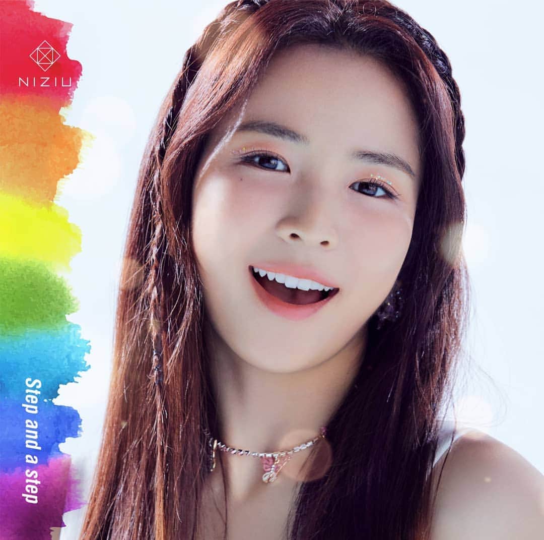 のインスタグラム：「NiziU  Debut Single『Step and a step』 2020.12.2 Release  FAN CLUB限定 “WithU盤”の メンバーソロジャケットを公開🌈  💜MAYA💜  #NiziU #ニジュー #MAYA #WithU  #Stepandastep」