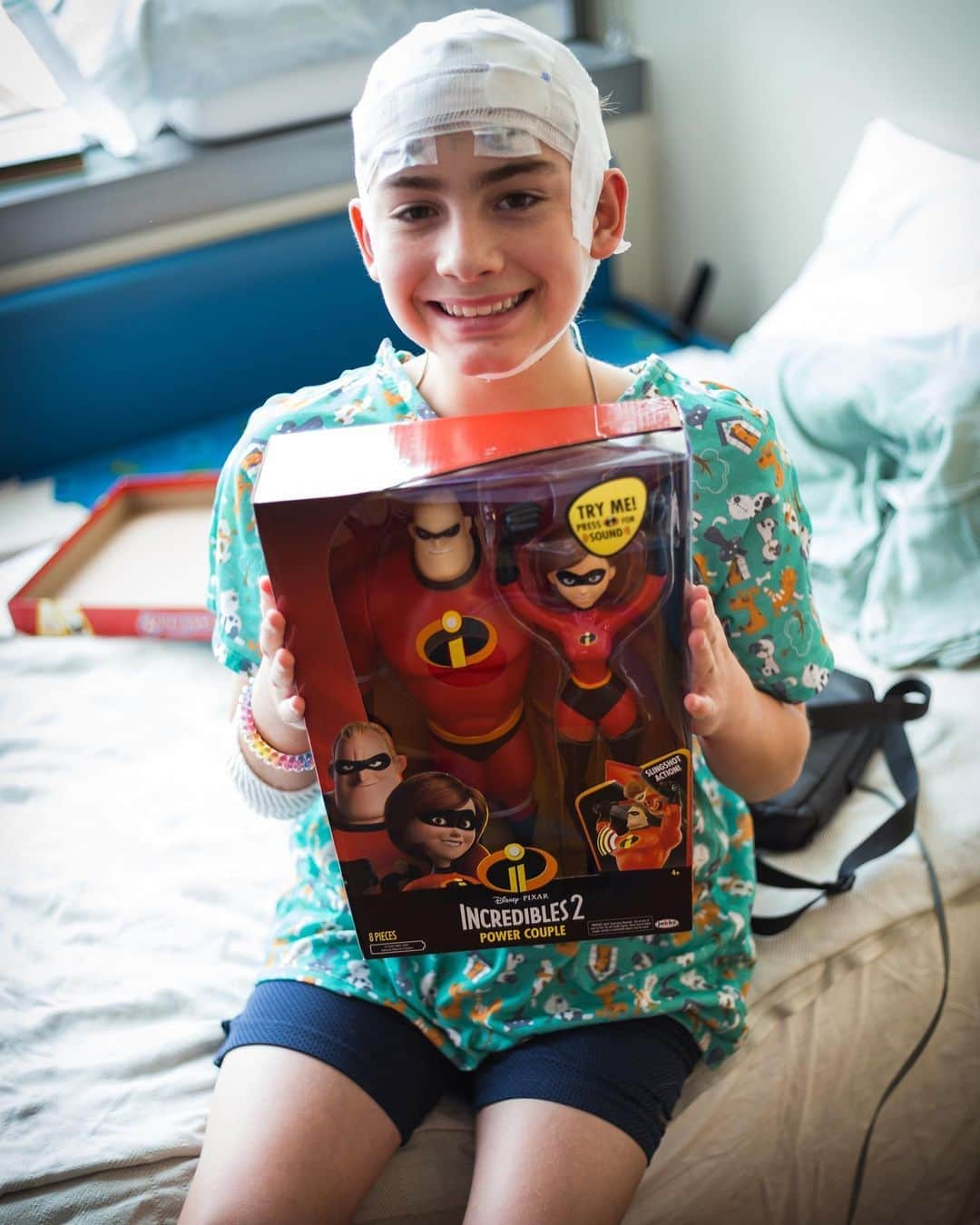 ライアン・シークレストさんのインスタグラム写真 - (ライアン・シークレストInstagram)「It’s been an unpredictable year for so many young patients in the hospital. Thank you @JAKKStoys for surprising them with their favorite toys and keeping this annual tradition going! #SeacrestStudios #JAKKSCARES」10月10日 1時42分 - ryanseacrest