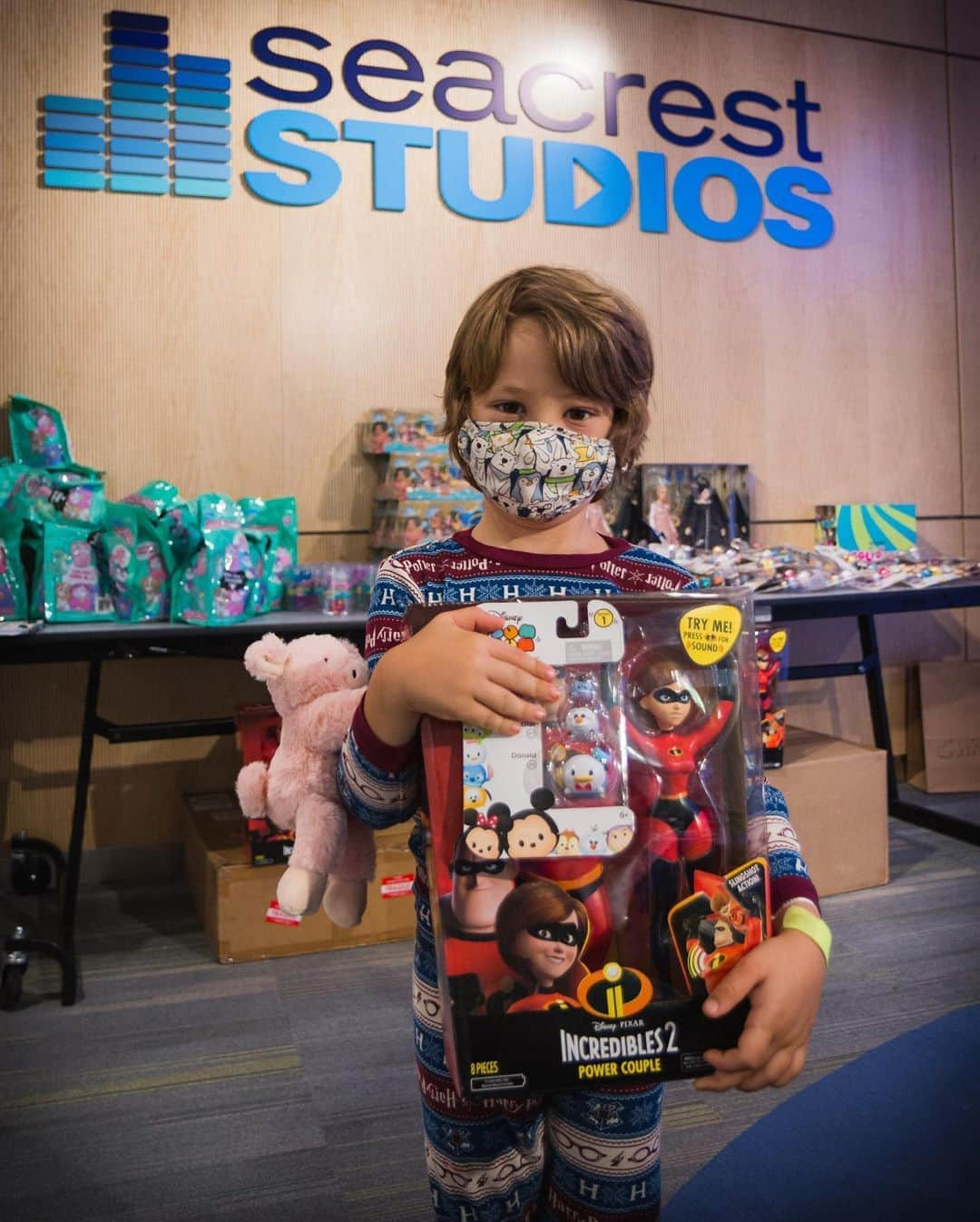 ライアン・シークレストさんのインスタグラム写真 - (ライアン・シークレストInstagram)「It’s been an unpredictable year for so many young patients in the hospital. Thank you @JAKKStoys for surprising them with their favorite toys and keeping this annual tradition going! #SeacrestStudios #JAKKSCARES」10月10日 1時42分 - ryanseacrest