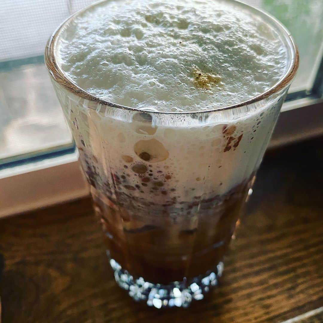 ケリスのインスタグラム：「Let's start this day right . CBD COFFEE @happyjoecbd and gold mine box super food blend . Raw Cocoa , maca, moringa , guarana, turmeric, ashwagandha , dragon fruit . Happy freedom Friday guys . This weeks box will drop live on Sunday . Get ready !!!! Notifications on #superfoods」