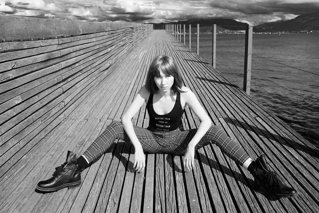 アンジェリーク・アバチキナさんのインスタグラム写真 - (アンジェリーク・アバチキナInstagram)「« А у меня во дворе ходит девочка с каре» 😎🤪  #каре #девочка #carré #bridge #photoshoot #zurich #lakezurich」10月10日 1時42分 - icesmurfette