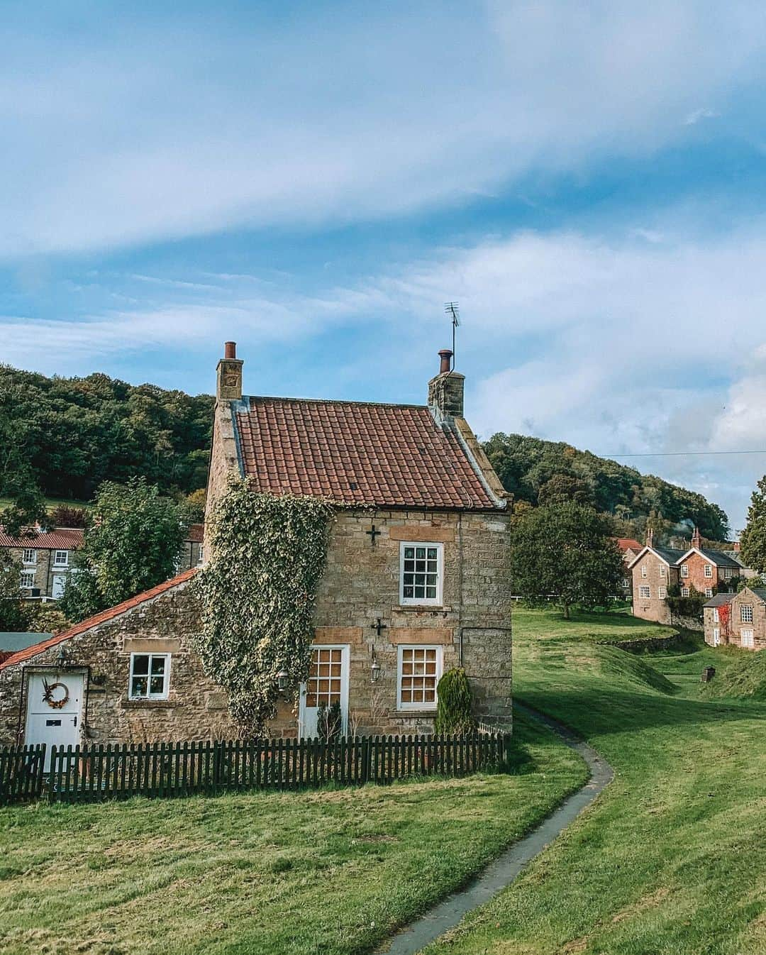 Zanna Van Dijkさんのインスタグラム写真 - (Zanna Van DijkInstagram)「📍North York Moors, England 🏴󠁧󠁢󠁥󠁮󠁧󠁿 Nothing quite compares to my home county - swipe right to see how gorgeous it is 🥰 Today my parents and I went for a walk around some of our favourite spots in North Yorkshire: Hutton-Le-Hole, Rosedale and of course the moors! Have you explored Yorkshire yet? It’s an absolute gem 💎 I’m working on a travel guide for this area so stay tuned ❤️ #northyorkshire #familytime #getoutdoors #hikingblogger #freshair #outdoorslife #greatoutdoors #rosedale #huttonlehole #yorkshirelass」10月10日 1時43分 - zannavandijk