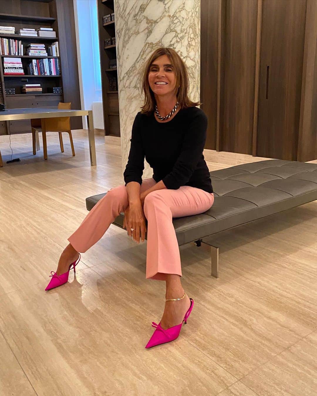 カリーヌ・ロワトフェルドのインスタグラム：「Not that used to wearing pink but this month feels very personal to me. I’m joining #OctoberPink to raise awareness about the importance of breast cancer prevention measures. Don’t wait 💗」
