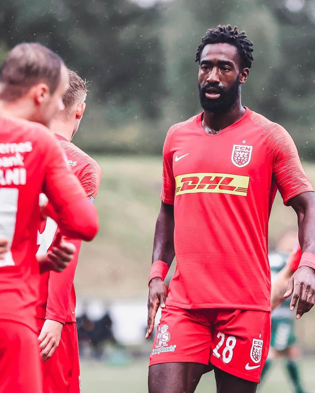 ヨハン・ジュルーさんのインスタグラム写真 - (ヨハン・ジュルーInstagram)「Happy to have made my debut in the cup with my new club @fcnordsjaelland 🔴🟡 On to the next round.⚽️💪🏾」10月10日 1時45分 - johan_djourou