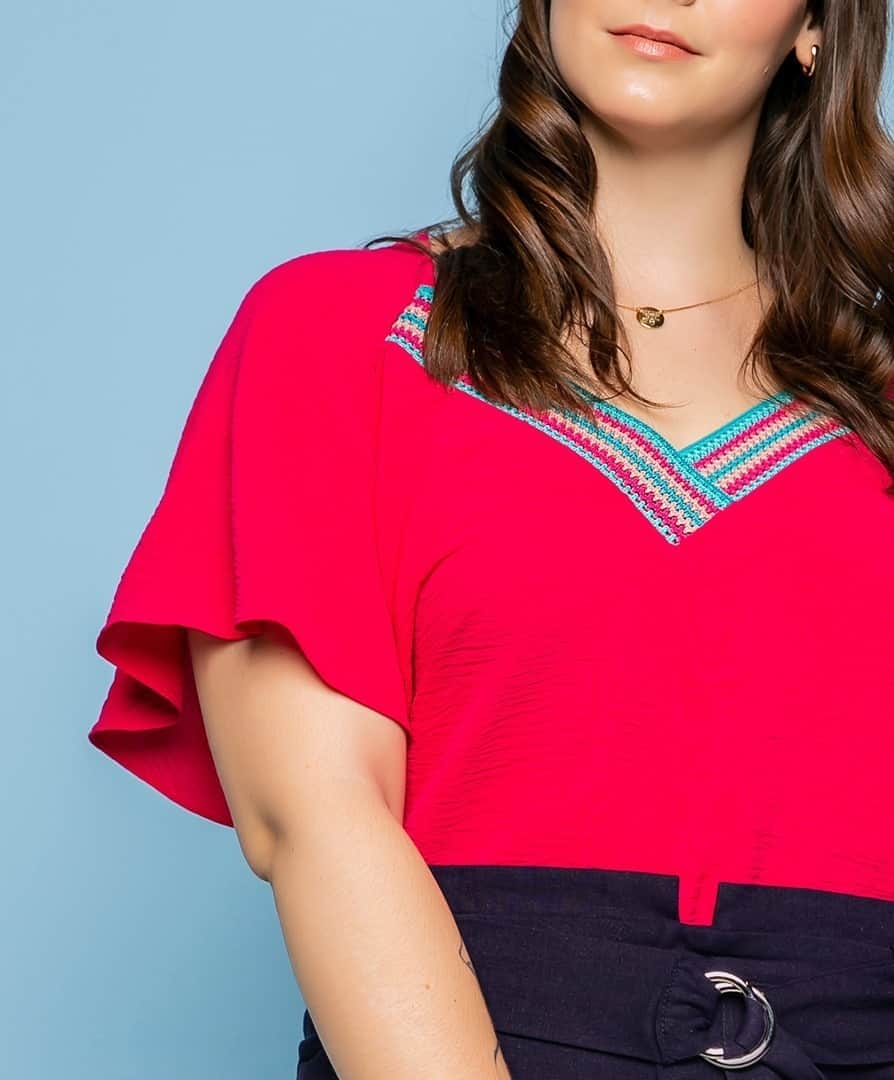 のインスタグラム：「Todas concordam que detalhes são capazes de mudar todo o look, né? Por isso apostamos em materiais e trabalhos exclusivos para peças que sejam sempre impactantes e cheias de personalidade! #decencia #modaplussize #modaplus #moda #modaonline」