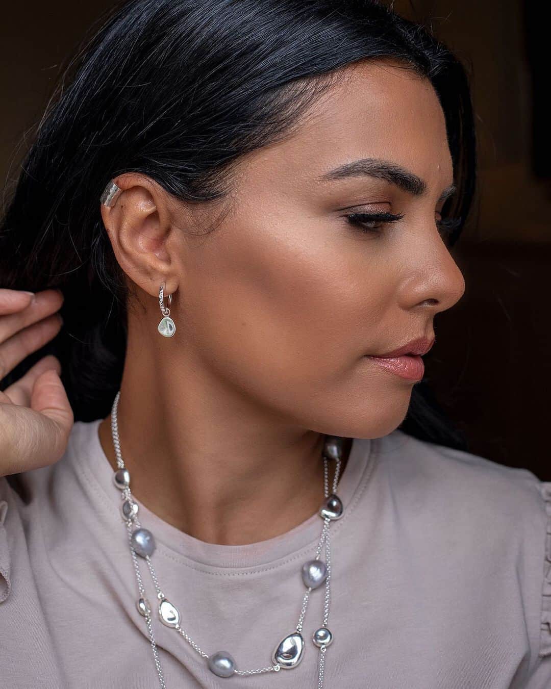 のインスタグラム：「Your Friday evening look is served! You are welcome 😉 ⠀⠀⠀⠀⠀⠀⠀⠀⠀ - - #dowerandhall #jewelleryofinstagram #earparty #silverjewellery #pearljewellery #fridaylook #bloogerstyleinspo #jewelleryinspo #jewellerylover」