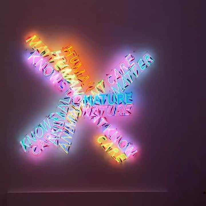 パク ・スジュのインスタグラム：「I went to my first Bruce Nauman exhibition at Berkeley Art Museum 14 years ago when I was taking my first Art History course on conceptual art. It had a profound impact on my critical thinking and also gave me an opportunity to expand my horizons. Here I am, more than a decade later, at the Tate in London.」