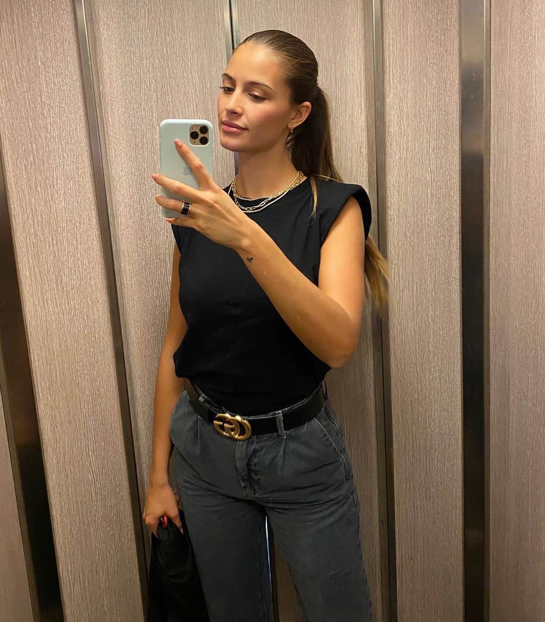デシレ・コルデロ・フェレールのインスタグラム：「🖤」