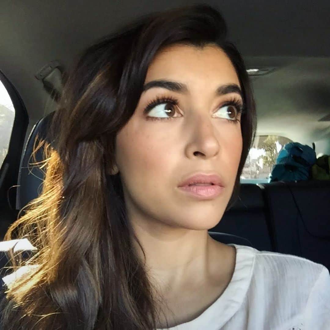 ハンナ・シモンのインスタグラム：「All of Canada right now... Just hanging out the passenger side of our best friend’s ride trying to holler at you: VOTE FOR THE LOVE OF ALL THAT’S HOLY VOTE. 🇨🇦」