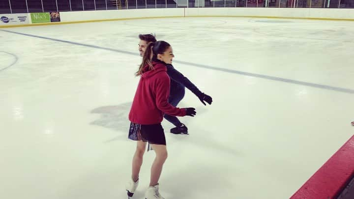 ザカリー・ダナヒューのインスタグラム：「That “Friday, post training, week-end is here” energy: 🤪 - “What A Wonderful World”  #weekend #idovoices #shenanigans #edea #mkblades」