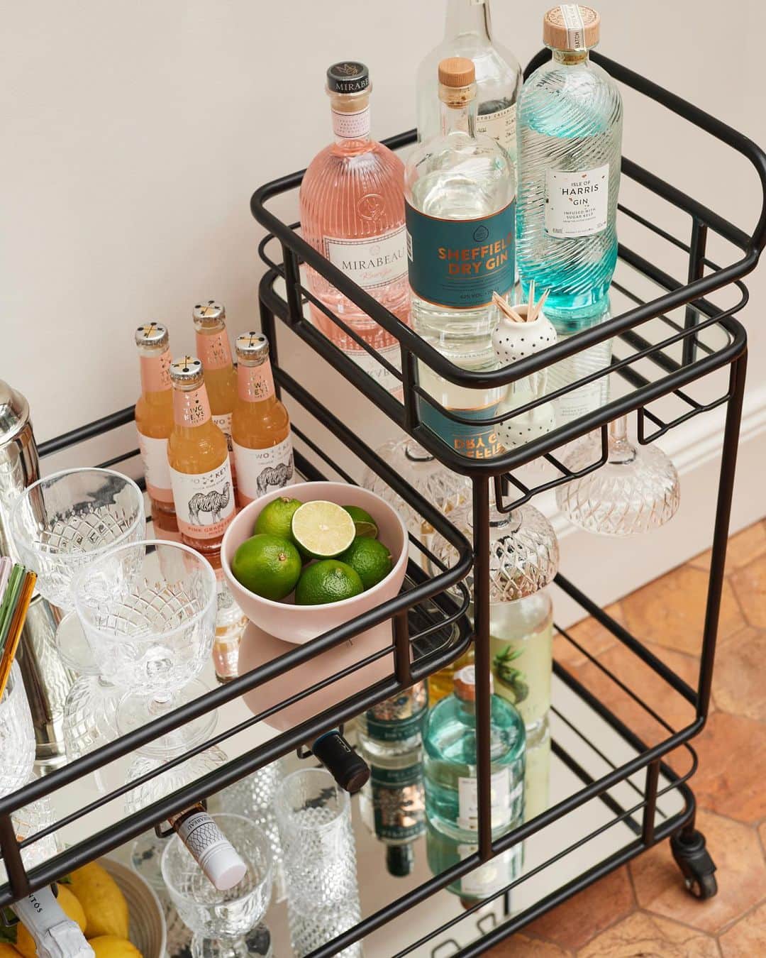 Nextさんのインスタグラム写真 - (NextInstagram)「“I mean, everyone needs a drinks trolley in their home, right?! It's such a beautiful way of displaying your glassware” 📸@iamlaurajackson Browse Laura's edit in the link in our bio👆or tap to shop 🔎Drinks Trolley: 858-445 Tumbler Glasses: 432-302 Wine Glasses: 581-176 @labelmix Cardigan: 356-187 Jeans: 714-065 #nexthome」10月10日 2時11分 - nextofficial