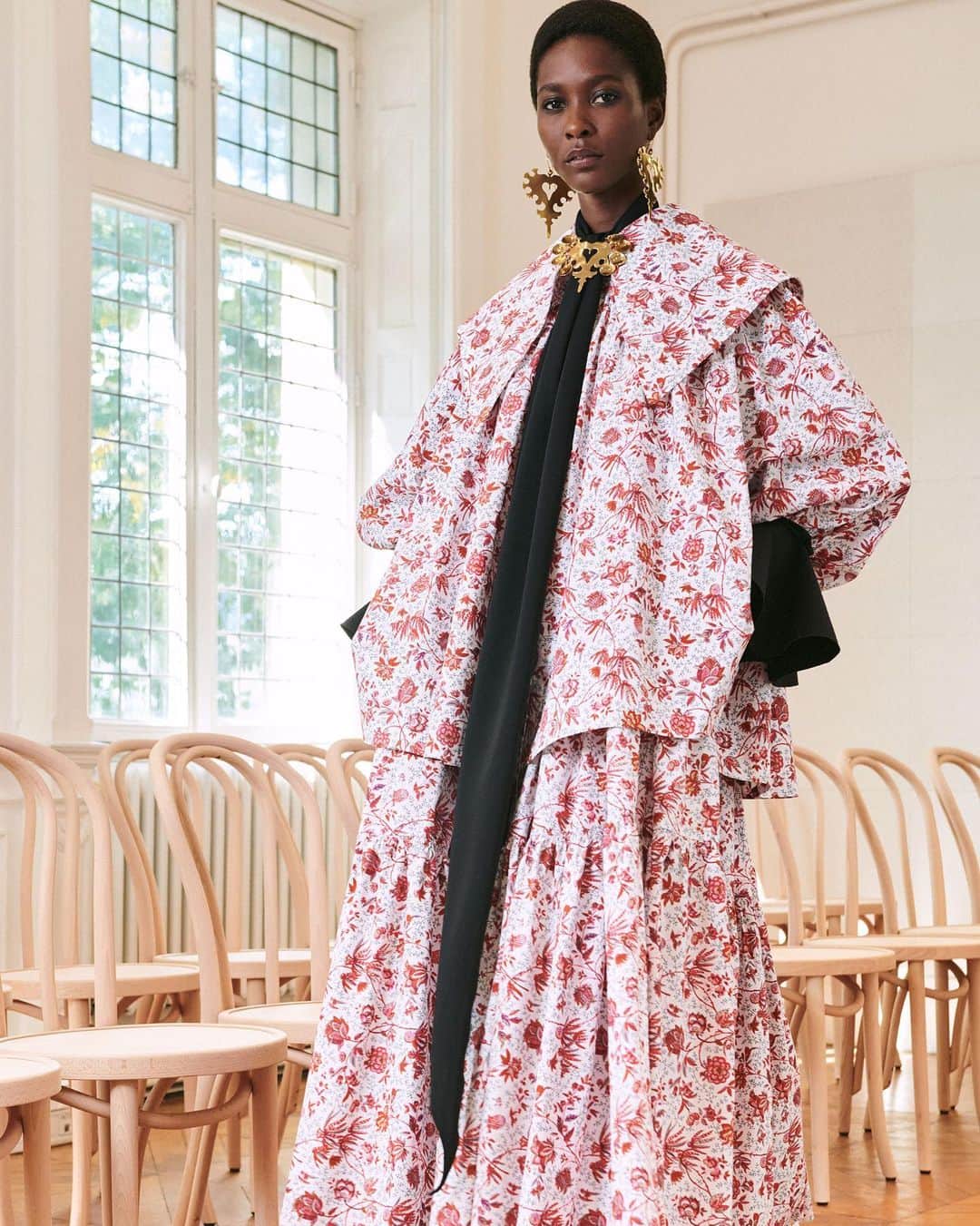 LVMHさんのインスタグラム写真 - (LVMHInstagram)「Despite the global pandemic and the challenge for the fashion industry of cohabiting with it, the show goes on. From Milan to Paris, as they unveiled their Spring-Summer 2021 women’s collections, LVMH group Maisons demonstrated their signature creativity and excellence in organizing runway shows that were innovative both in format and transmission, and always conformed to the strictest health and safety guidelines.  This season @patou once again invited the public via digital channels to its offices and workshop on the banks of the Seine on the Ile de la Cité in Paris to unveil the latest creations by Creative Director @guillaumemarcdamienhenry. Faithful to the Maison’s DNA, the show burst with imagination and mischievous playfulness, with balloon sleeves, beaded capes, feathered skirts, metallic satin fabrics and bold bijoux. Patou celebrates the art of dressing up with joyful elegance à la française.  #Patou #LesFillesEnPatou #PFW #LVMH」10月10日 2時17分 - lvmh