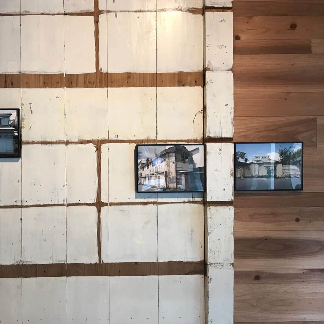 藤代冥砂さんのインスタグラム写真 - (藤代冥砂Instagram)「那覇浮島通りに新しくオープンした「あおみどりの木」での写真展「OLDEW HOUSES NAHA CITY」 1ヶ月のロングランも、気づけばあと1週間！ 沖縄建築の面白さは市井にあり。 そんな家々をまじまじと眺めては楽しくなれる作品たち。 そして本日は最後の作家在廊となるっす。そのうち行こうと余裕をかましていたあなた、10日(土)こそお越しあれ。10-17時まで。 作家がデザインした自信作の墨色のTシャツも好評につきMサイズは完売。他も残りわずか。こちら目当ての方もいるくらいカッコええですわ。 待っとるよ〜。  あおみどりの木 那覇市松尾2-19-10 098-863-3730 aomidorinoki.jimdosite.com #沖縄　#あおみどりの木　#藤代冥砂　#写真展」10月10日 2時13分 - meisafujishiro