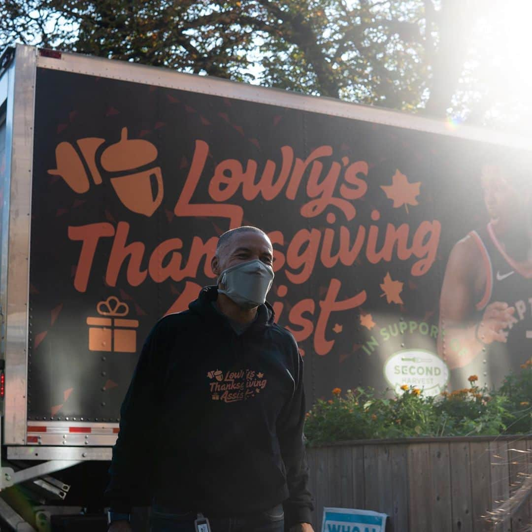 トロント・ラプターズさんのインスタグラム写真 - (トロント・ラプターズInstagram)「Things may be different this year but that won’t stop @kyle_lowry7 and his family from giving back to those in need 🦃 #LowrysThanksgivingAssist」10月10日 2時15分 - raptors