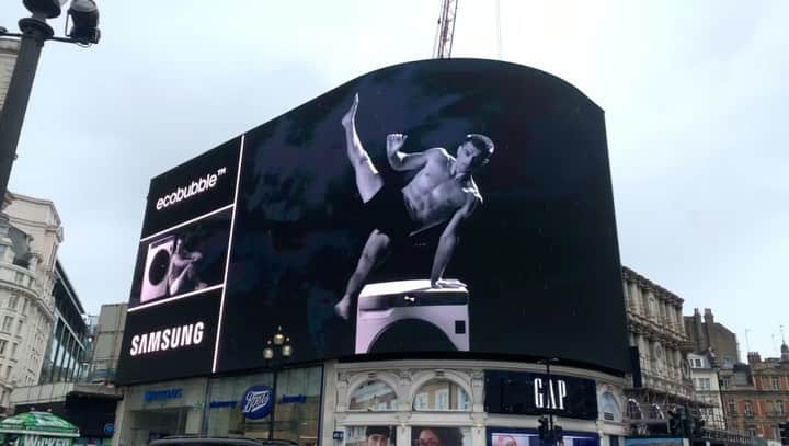 マックス・ウィットロックのインスタグラム：「What a crazy feeling seeing myself on the big screen in Piccadilly Circus for the @samsunguk campaign!!!! Proud to be a part of such a brilliant and fun creative #freshlylaundered #ecobubble™」