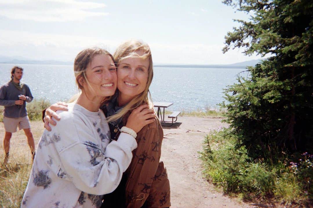 のインスタグラム：「@bellarobb brought a disposable camera on our vacation a while back and I had forgotten how much fun it is to get the pictures back and be surprised at what was captured.   Some were beautiful like these, some were complete blurry fails. We kept the treasures and let go of the rest. Pretty sure there’s a lesson in that too.   Thinking about how we seem to know everything these days within a matter of seconds. We edit or delete with the touch of a finger. Maybe there’s something that has been lost in the not knowing, the wait and the wonder.   She came over the other day to show me that she had bought a small film camera because she loved these pictures so much. I was laughing as she explained, “it’s kind of like a disposable except you don’t throw the camera away, you just take this little thing of film out of the camera and turn it in, then you put a new one in this spot.”  I smiled and called Willie in to let her explain to him the wonders of a film camera 😊」