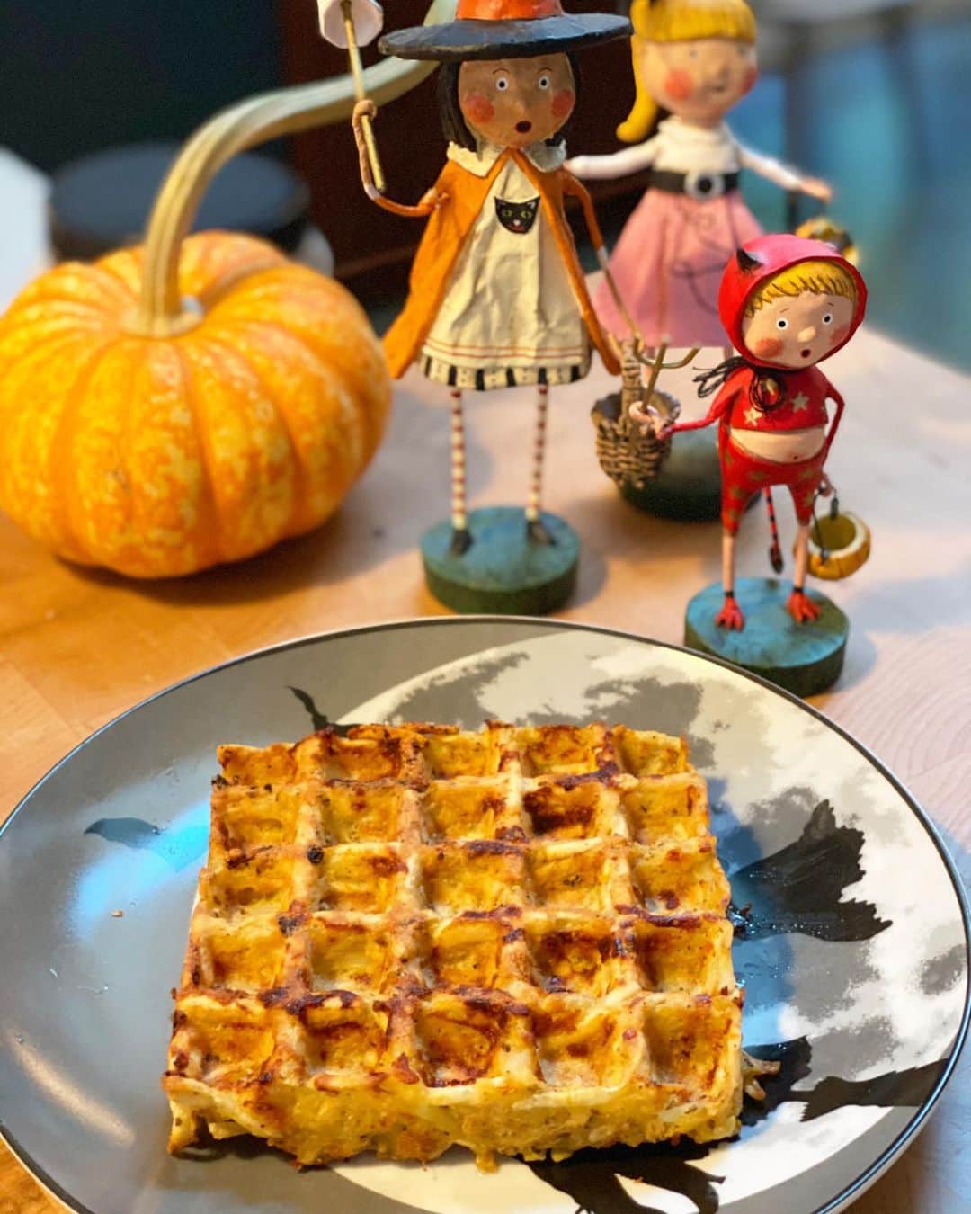 アリ・ラーターのインスタグラム：「How great are these Cheesy Hash Browns made in your waffle maker? Even the decorations were impressed! 😯😂I threw these together, and they were a big hit! Mix together a bag of shredded potatoes, 4 eggs, a handful of grated cheddar cheese, and seasoning. These also freeze well and easily reheat for busy mornings with the kiddos. Happy fall cooking! 🍁」