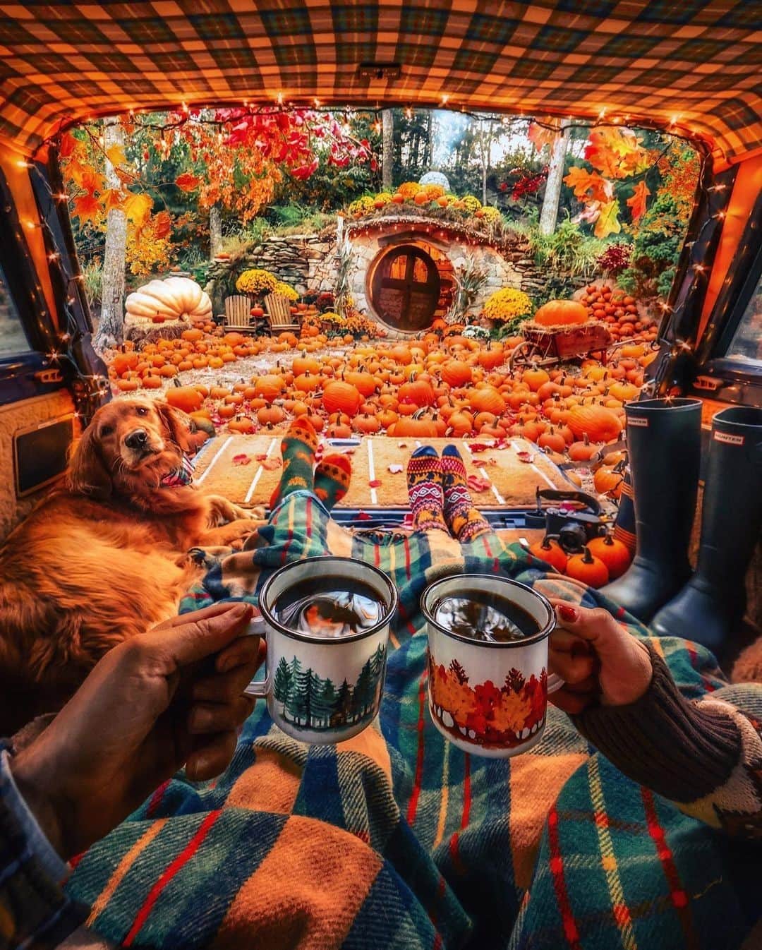 Crazy Roomsさんのインスタグラム写真 - (Crazy RoomsInstagram)「Tag a friend you want to go on a cozy Pumpkin spice date with at the Hobbit Hole this Fall😍 🍂 by @kjp」10月10日 2時28分 - crazyroomss
