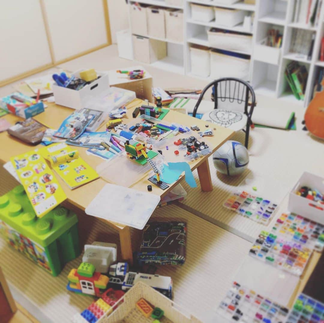 AZUSAさんのインスタグラム写真 - (AZUSAInstagram)「息子4歳の部屋。片付けないぞ片付けないぞ私は絶対に片付けない。夜中に片付けたい衝動にこんなにも駆られているがしかし私は絶対に片付けない片付けないのだ！  彼が「片付ける」というのを待ってみる。言うのか言わないのかはわからない。でも待ってみる。さて。  #嗚呼 #片付けたい  #子供部屋」10月10日 2時28分 - azubeatradio