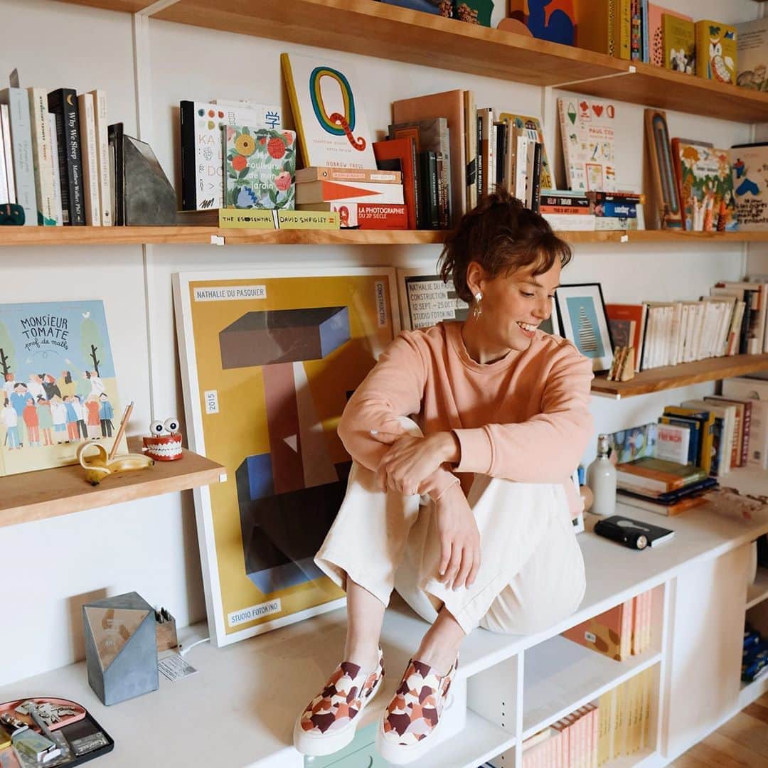 のインスタグラム：「In honor of Breast Cancer Awareness Month, we collaborated with Montreal-based illustrator @cecile.gariepy. Together we developed a bright and colorful print, designed to be both optimistic and inclusive. Head to our story to learn more about her and her work.  #BreastCancerAwarenessMonth #BreastCancer #ShowUpInSeaVees」